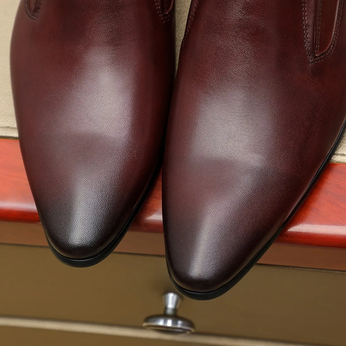 Men's shoes 💰540 💰 Louis Vuitton LV ® Autumn and Winter 🆕 models 🔛Full shoe counter First layer cowhide, 🐂Leather lined casual shoes for men, super soft outsole, essential for driving. Counter synchronization Original first layer cowhide Completely 1:1 mold customization 🌹Top version, 3 colors available! Number: 38-45 (37.46. Customized)